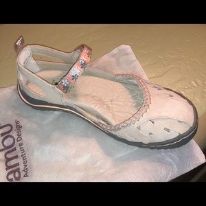 Jambu Apple Blossom size 6 New in Box